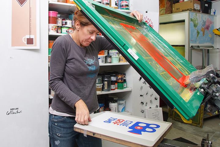 A lady screenprinting